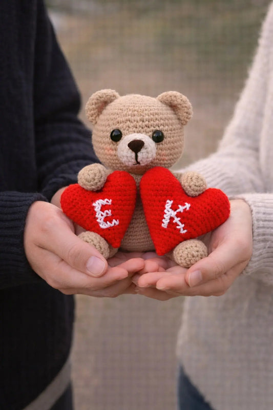 El Yapımı Amigurumi Harfli Kalpli Ayıcık | Kişiye Özel | Sevgiliye Hediye LUXIC CORE